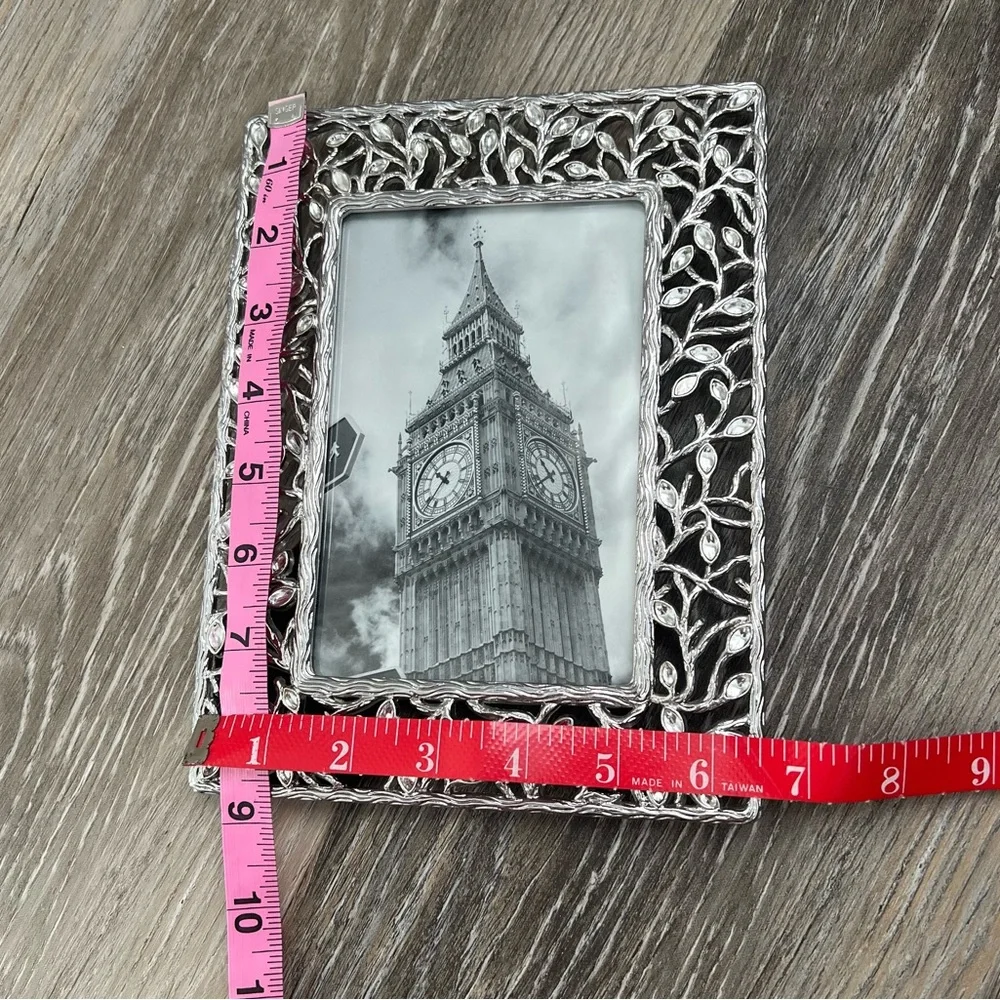 NWOT silver and crystal vine pattern 4x6 frame